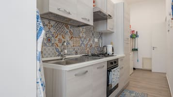 KĂŒhlschrank, Mikrowelle, Ofen, Herdplatte