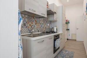 Kühlschrank, Mikrowelle, Ofen, Herdplatte