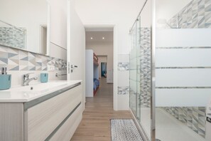 Bathroom - Holiday Home 'La Barca Sul Mare' with Wi-Fi and Air Conditioning (Palermo)