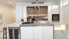 Four Ă micro-ondes, un four, surface de cuisson, lave-vaisselle