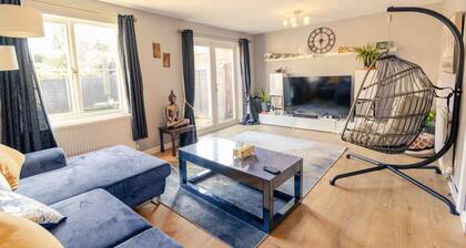 3 Bedrooms - Sleeps 8 - Wifi - 3 Car Parking