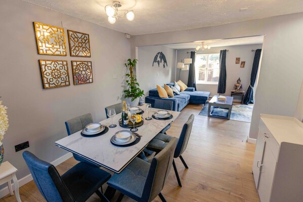 Dining - 3 Bedrooms - Sleeps 8 - Wifi - 3 Car Parking (Andover)