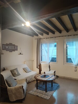 Living area - Accommodation near Chablis (WIFI) (Maligny)
