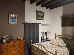 1 bedroom, travel cot, free WiFi, bed sheets
