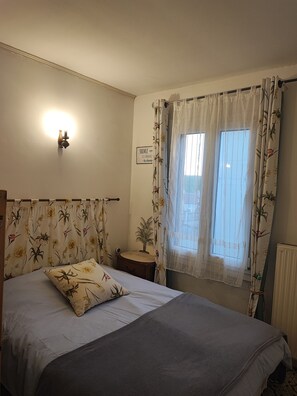 1 bedroom, travel cot, free WiFi, bed sheets