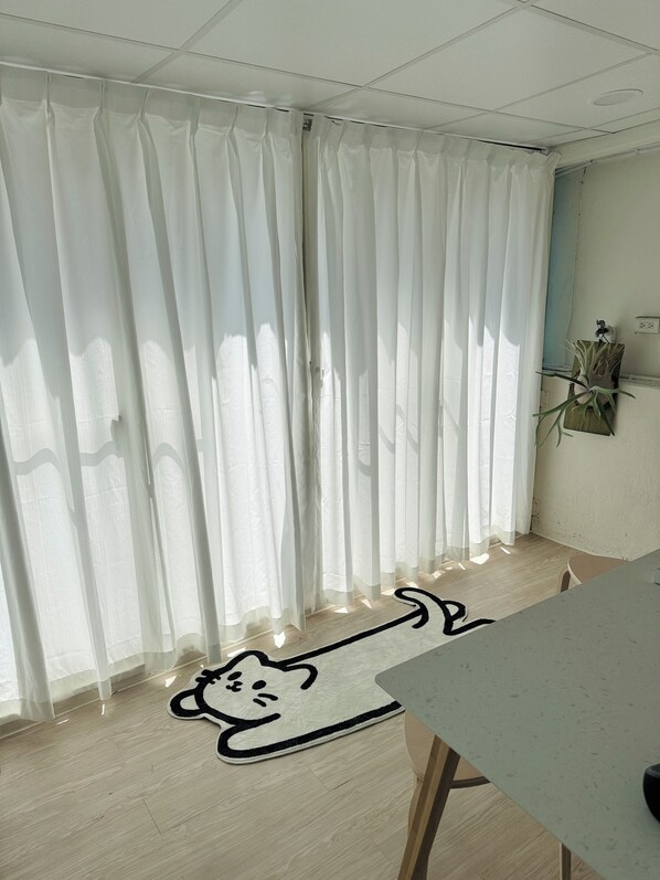 Interior - 2-min walk  MRT/High-speed Wi-Fi/55" smart TV /sunny balcony/Retro style (Taipei City)