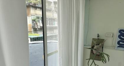 2-min walk MRT/High-speed Wi-Fi/55" smart TV /sunny balcony/Retro style