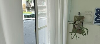 2-min walk  MRT/High-speed Wi-Fi/55" smart TV /sunny balcony/Retro style