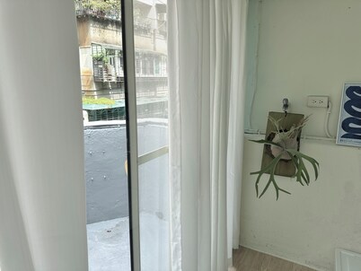 2-min walk  MRT/High-speed Wi-Fi/55" smart TV /sunny balcony/Retro style