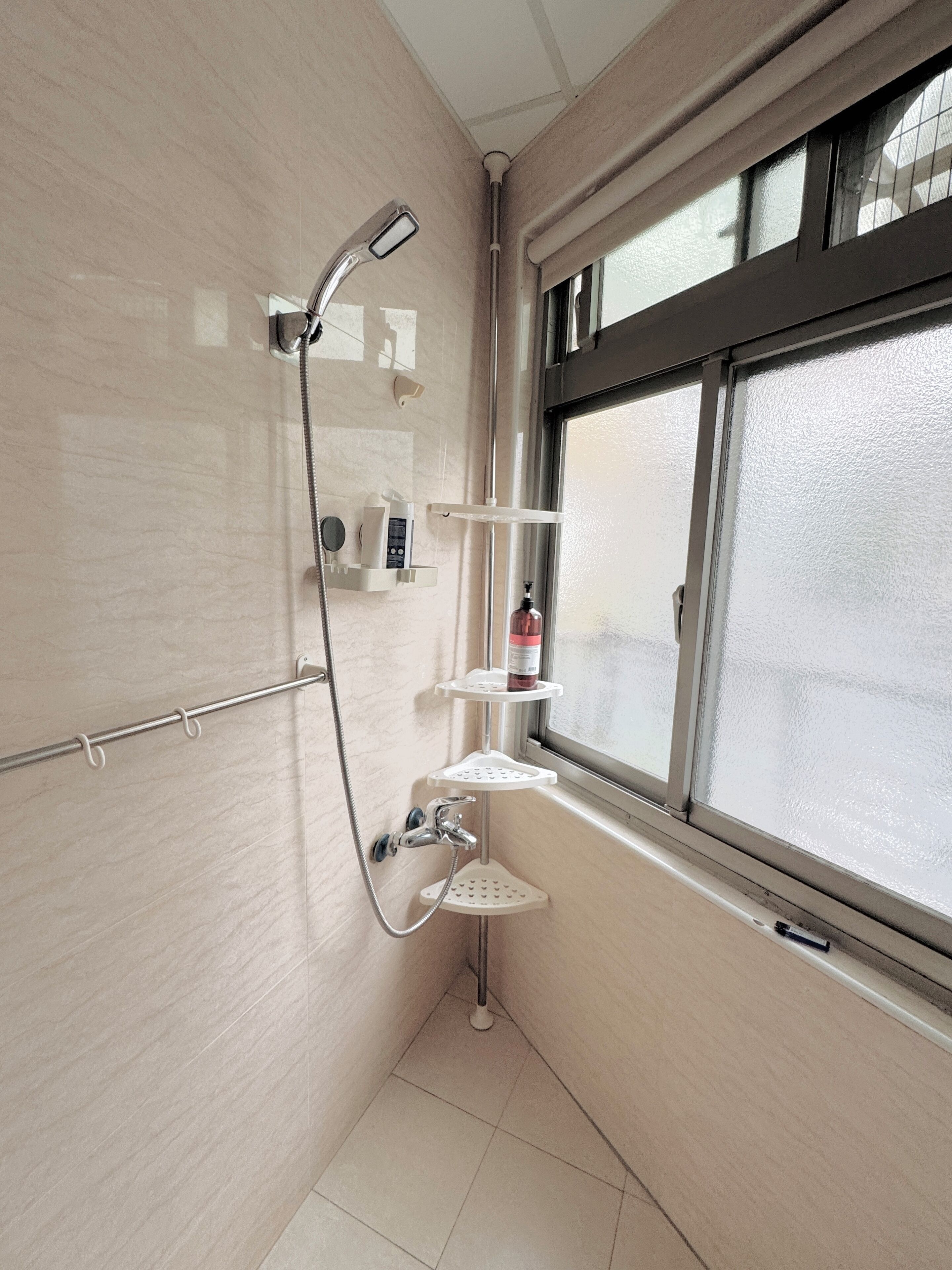Douche, sèche-cheveux, serviettes fournies, savon