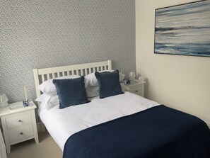 2 عدّة غرف نوم ومكواة/لوح كي وواي فاي وملاءات أسرّة