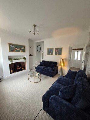 TV, fireplace - Cosy home in New Mills, High Peak, great for walkers & dog friendly too! (High Peak)