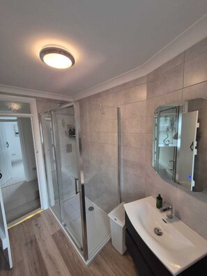 Shower, hair dryer, towels, soap - Cosy home in New Mills, High Peak, great for walkers & dog friendly too! (High Peak)