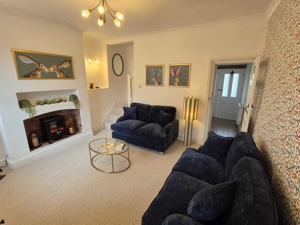 TV, fireplace - Cosy home in New Mills, High Peak, great for walkers & dog friendly too! (High Peak)