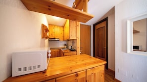 Apartment (2 Bedrooms) | Private kitchen | Microwave, electric kettle, highchair