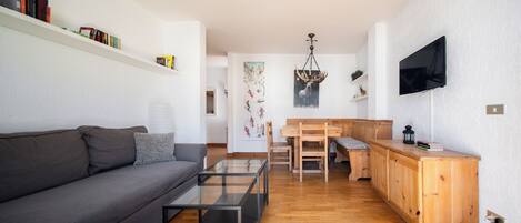 Apartment (2 Bedrooms) | Living area | 32-cm TV with cable channels