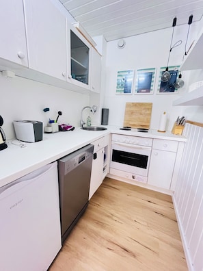 Fridge, oven, stovetop, dishwasher