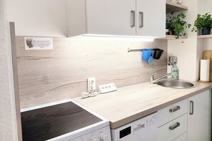 Fridge, oven, stovetop, coffee/tea maker