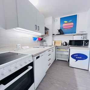 Fridge, oven, stovetop, coffee/tea maker