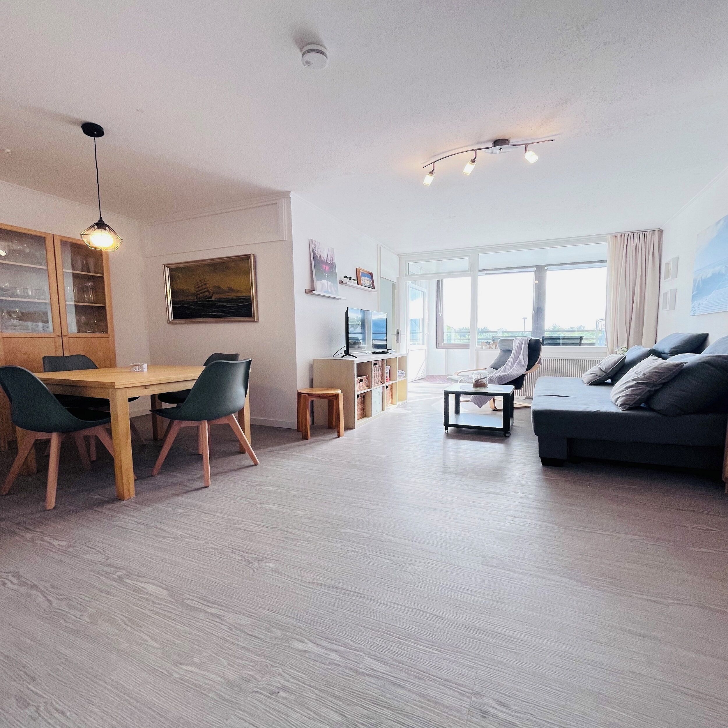 Een televisie en een stereo