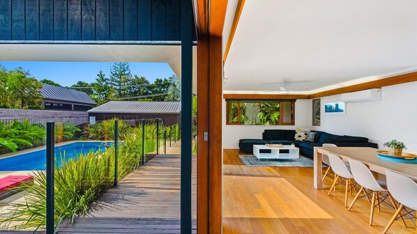 Outdoor dining - Byron Beausoleil – Coastal comfort on Belongil Beach (Byron Bay)