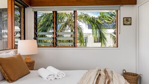 4 bedrooms, iron/ironing board, WiFi, bed sheets