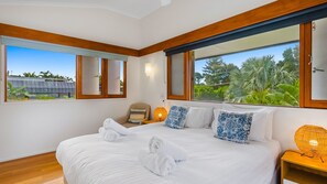 4 bedrooms, iron/ironing board, WiFi, bed sheets - Byron Beausoleil – Coastal comfort on Belongil Beach (Byron Bay)