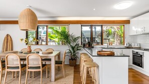 Fridge, microwave, oven, stovetop - Byron Beausoleil – Coastal comfort on Belongil Beach (Byron Bay)