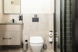 Two Bedroom Apartment with Balcony | Badezimmer | Dusche, kostenlose Toilettenartikel, Haartrockner, Handtücher