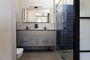 Two Bedroom Apartment with Balcony | Badezimmer | Dusche, kostenlose Toilettenartikel, Haartrockner, Handtücher