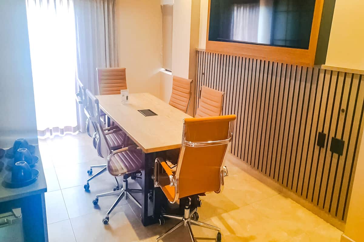 Two Bedroom Apartment with Private Boardroom. | In-room business centre
