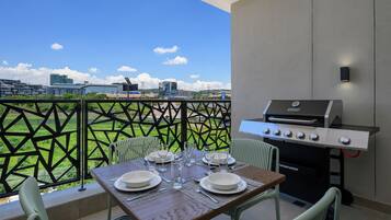 Three Bedroom Apartment with Balcony | Terrasse/gårdhave