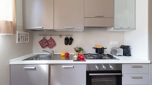 Apartamento (2 Bedrooms) | Cozinha privada | Fogão, máquina de café expresso, chaleira elétrica, cadeirão de bebê