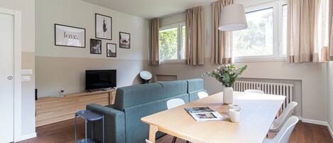 Apartemen (2 Bedrooms) | Area keluarga | TV