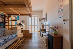 基础公寓 | 起居区 | 30-英寸电视（配备数码频道）