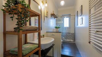 Basic Apartment | Bathroom