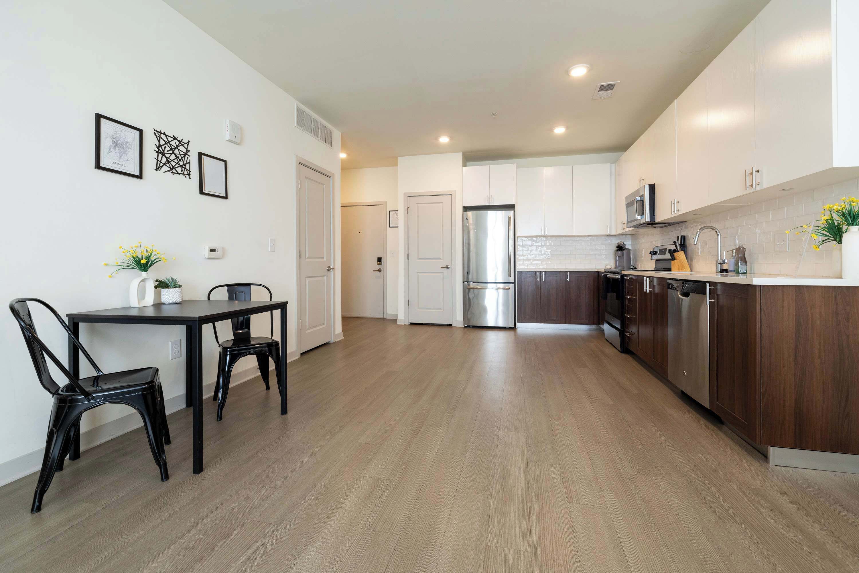 Køleskab, mikrobølgeovn, ovn, kogeplade