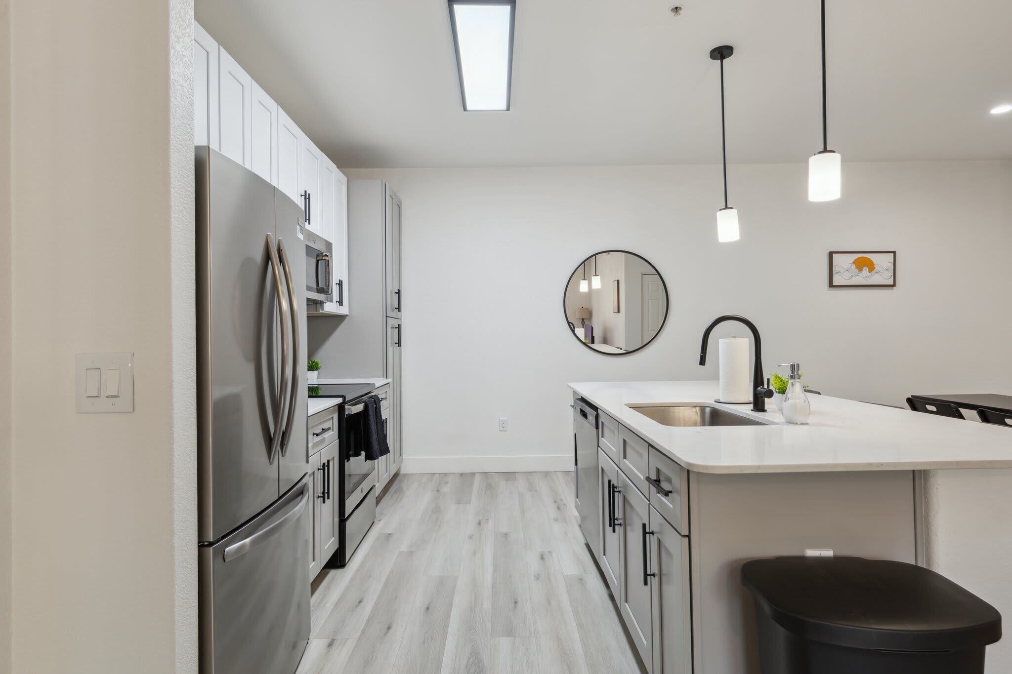 Een koelkast, een magnetron, een oven, een kookplaat