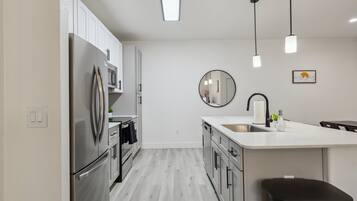 Een koelkast, een magnetron, een oven, een kookplaat