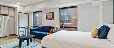 Escritorio, tabla de planchar con plancha, wifi y ropa de cama