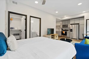 Desk, iron/ironing board, WiFi, bed sheets