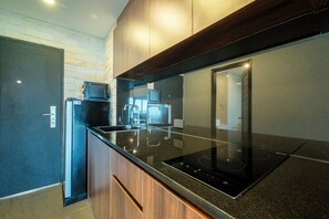 Refrigerador, microondas, tetera eléctrica y utensilios de cocina 