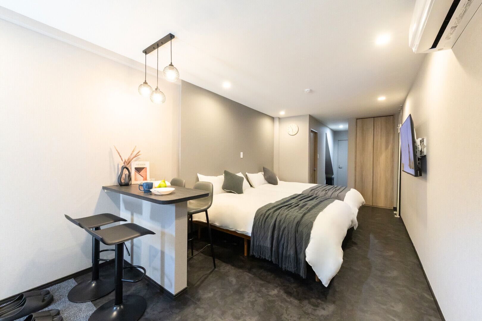 4 bedrooms, desk, iron/ironing board, travel crib