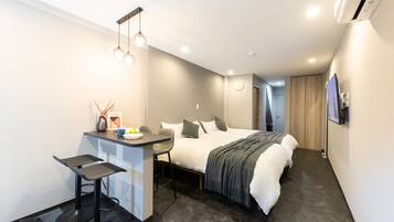 4 bedrooms, desk, iron/ironing board, travel cot