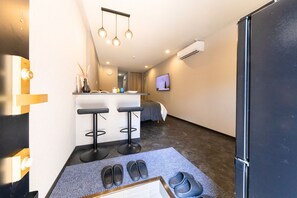 4 habitaciones, escritorio y tabla de planchar con plancha 