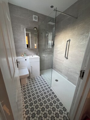 Douche, sèche-cheveux, serviettes fournies, savon
