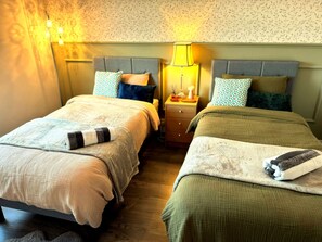 2 soverom, skrivebord, strykejern/-brett og wi-fi (inkludert)