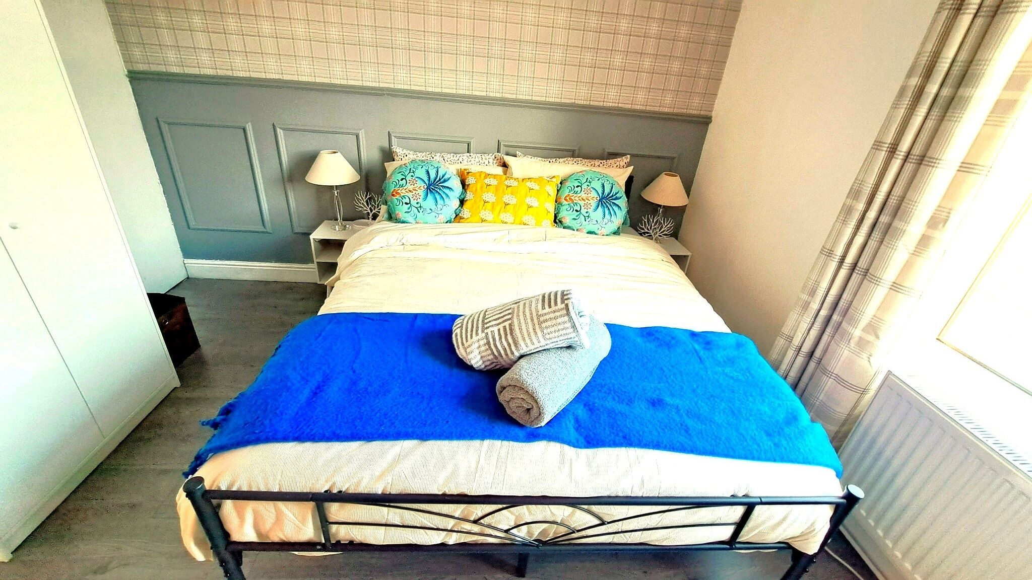 2 chambres, bureau, fer et planche à repasser, accès au Wi-Fi (inclus)