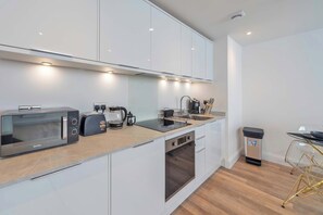 Refrigerador, microondas, horno, placa de cocina