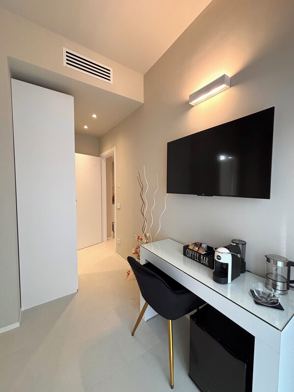 Sunny room 02 | Bureau, espace de travail pour ordinateurs portables